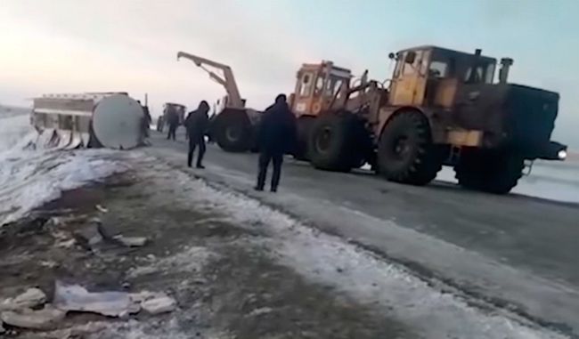 Жители Казахстана бидонами вычерпали спирт из канавы после аварии со спиртовозом (ВИДЕО)