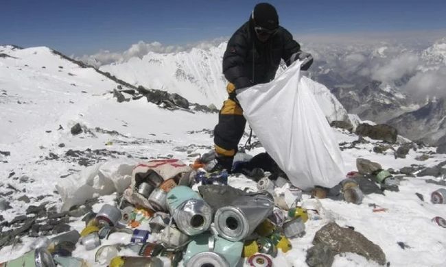 Китай ограничил доступ к Эвересту из-за мусора