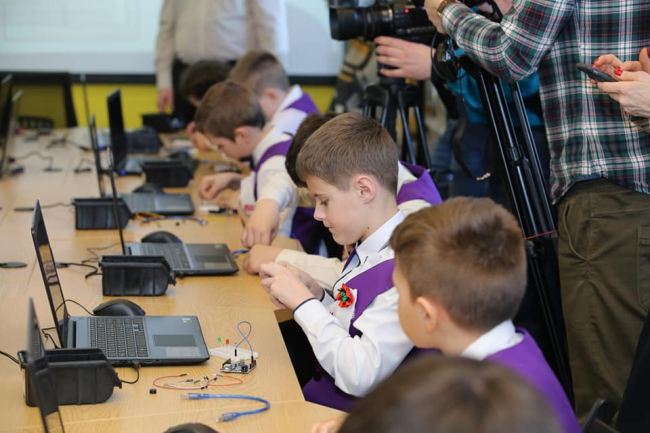 У селищній школі відкрито перший на Харківщині клас робототехніки
