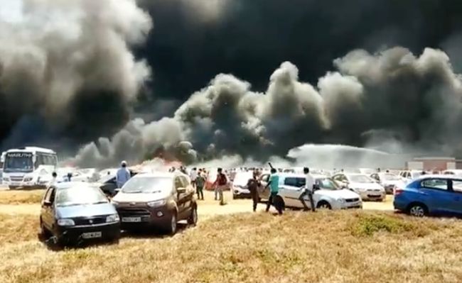 На авиашоу в Индии сгорели 300 автомобилей: ФОТО, ВИДЕО
