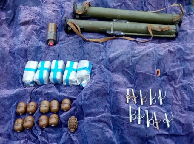 СБУ виявила схованку зі зброєю та боєприпасами у районі проведення ООС