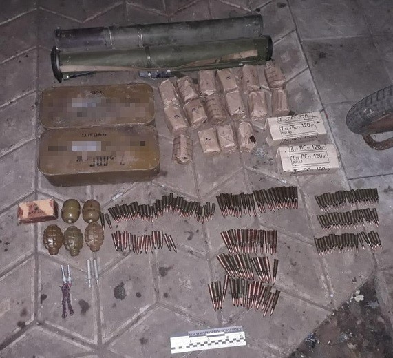 СБУ на Донеччині виявила схованку зі зброєю та боєприпасами