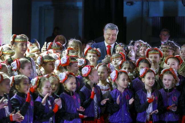 Ми маємо зробити все, щоб діти, не виїжджаючи з України, жили в Євросоюзі – Президент