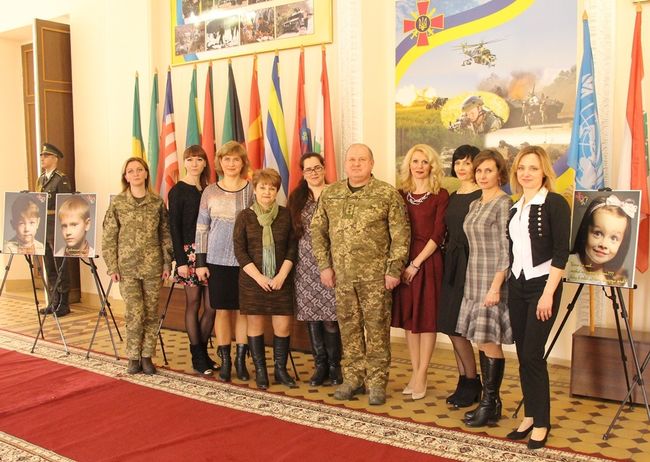 В Командуванні Сухопутних військ ЗС України із прийдешніми весняними святами привітали жінок