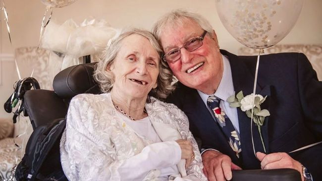 Британец женился, прождав положительный ответ 43 года