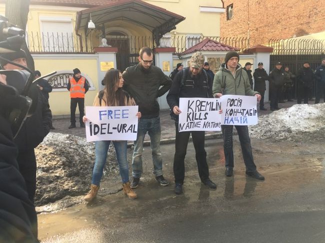 Активисты вышли к Генконсульству России (ФОТО)