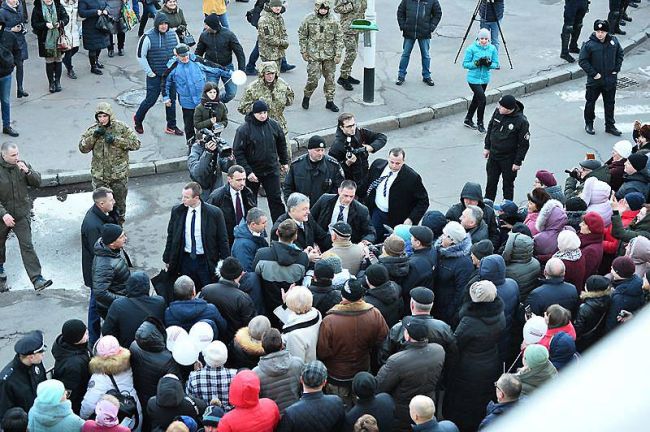 Снимок, на котором Порошенко убегает от толпы, оказался фейком: что произошло на самом деле
