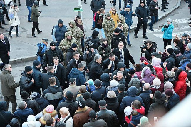 Снимок, на котором Порошенко убегает от толпы, оказался фейком: что произошло на самом деле