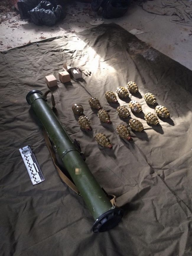 На Рівненщині СБУ виявила схованку з військовими засобами ураження