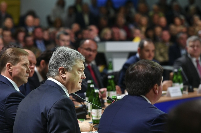 Щоб вижити, маючи сусідом Росію, Україна повинна мати сильне військо - Президент