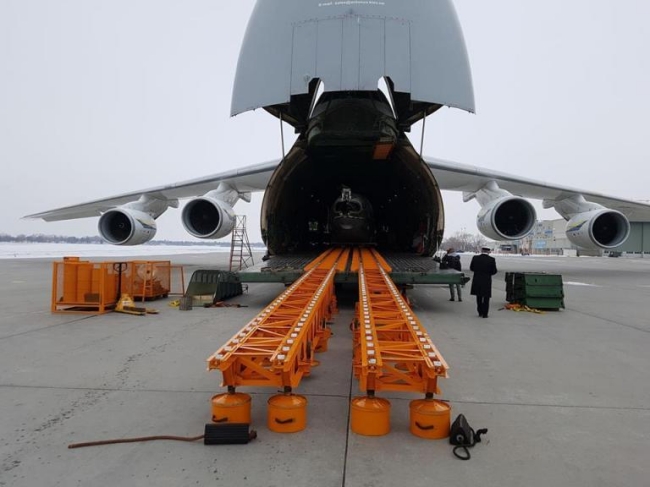 Український Ан-124 перевіз з Канади до Польщі літак часів Другої світової війни (ФОТО)