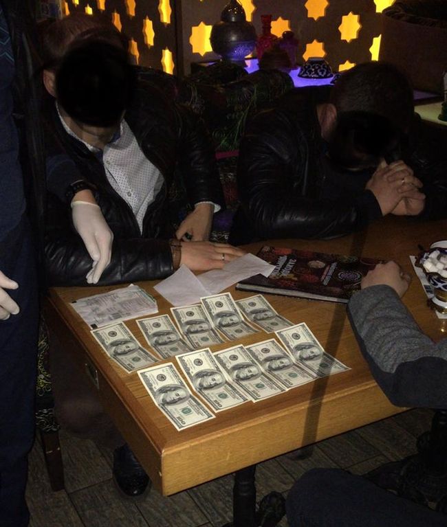 Прокуратурою Київської області затримано двох осіб, які намагались дати прокурору хабар в сумі 5 тис доларів США (ФОТО)