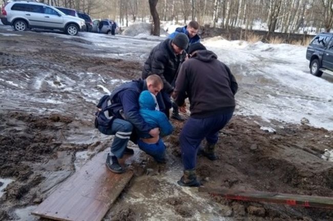 Российского школьника засосала грязевая жижа
