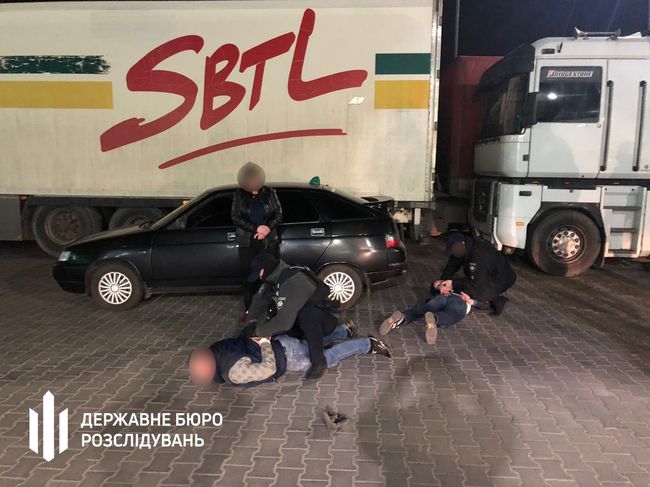 В Одеській області затримали ревізорів-інспекторів ДФС під час отримання 30 тисяч гривень за зменшення підприємцю суми штрафу