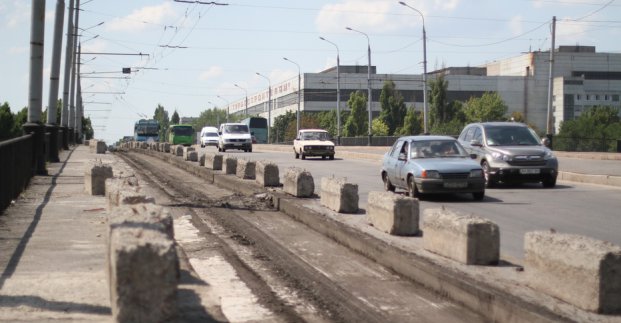 Движение транспорта на Коммунальном мосту изменено до сентября