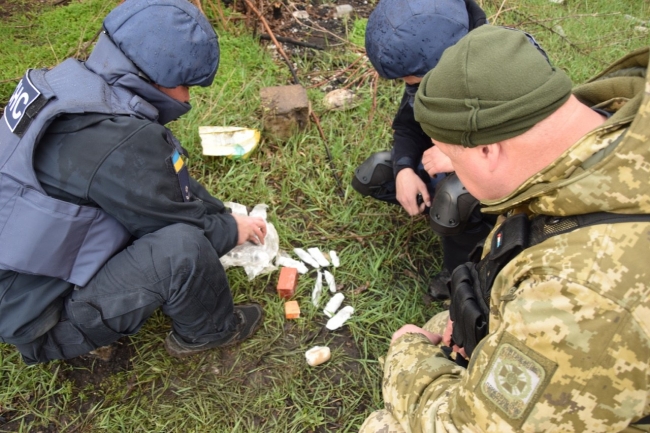 Поблизу КПВВ «Гнутове» прикордонники зі складу Обєднаних сил виявили пакунок з гранатами і кілограмом тротилу (ВІДЕО)