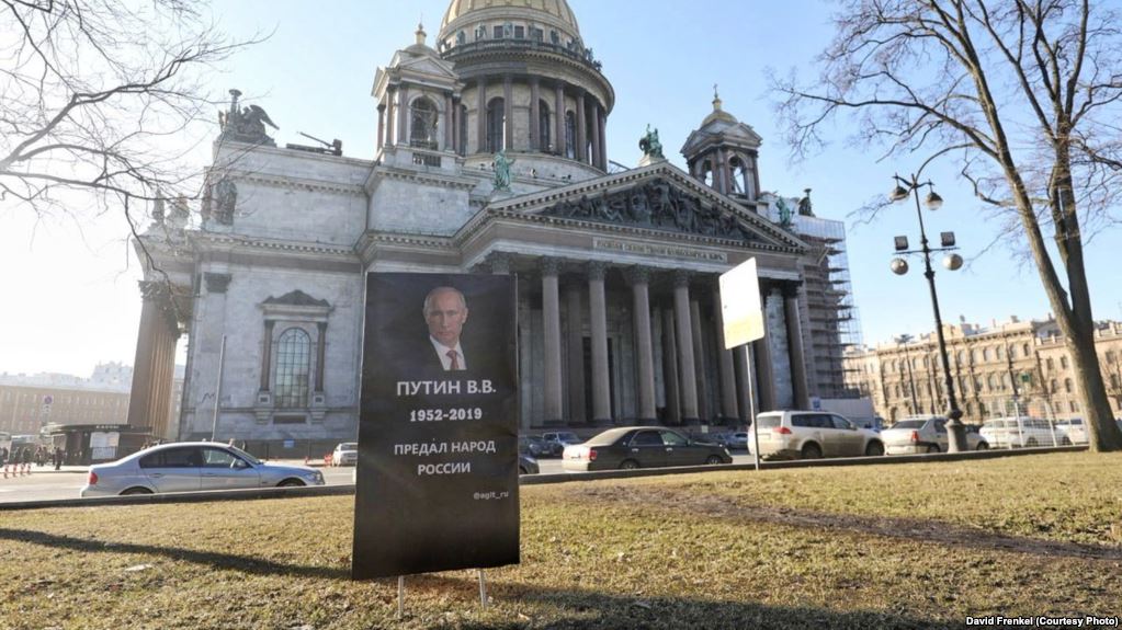 На батьківщині Путіна з’явився його «надгробок»