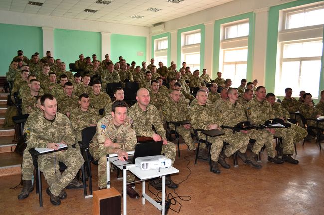 Британські інструктори провели заняття з харківськими курсантами-танкістами