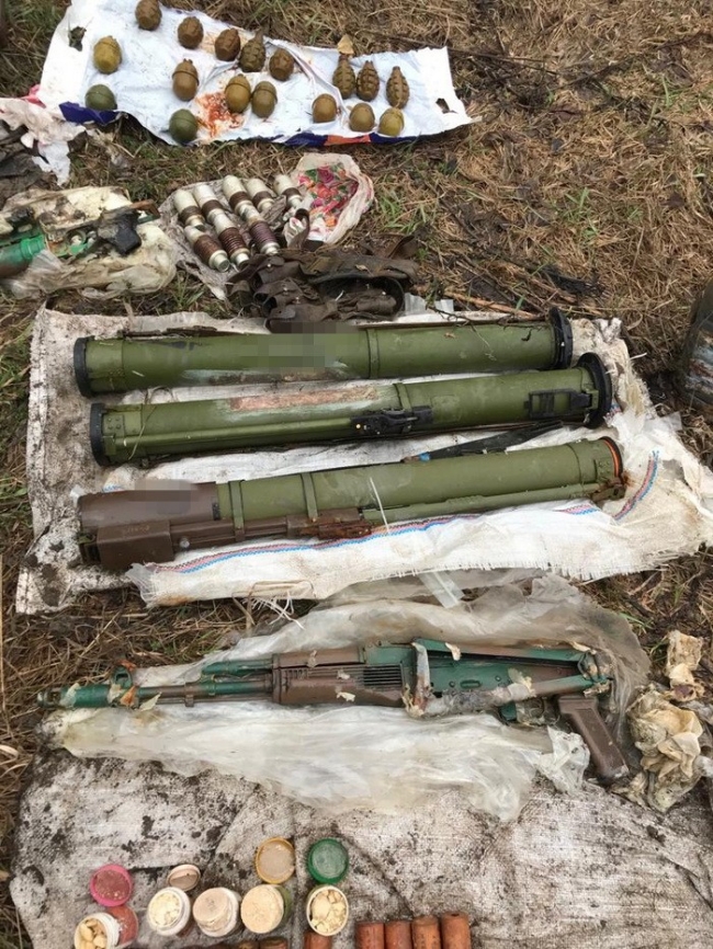 На Луганщині СБУ виявила схрон із військовими засобами ураження