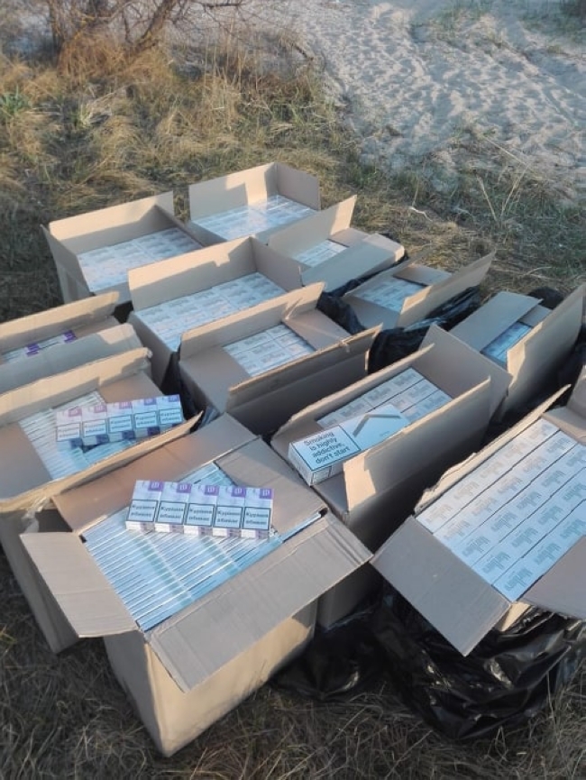 На узбережжі Азовського моря правоохоронці виявили сигарети з території так званої «ДНР» (ВІДЕО)