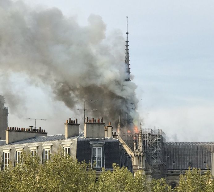 В Париже горит собор Парижской Богоматери (СТРИМ)