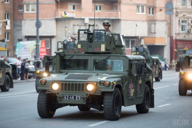 В Одессе идет разгрузка американских бронированных машин Hummer (ВИДЕО)