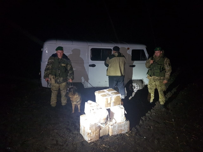 Біля кордону на Сумщині затримали «УАЗ» з контрабандним вантажем
