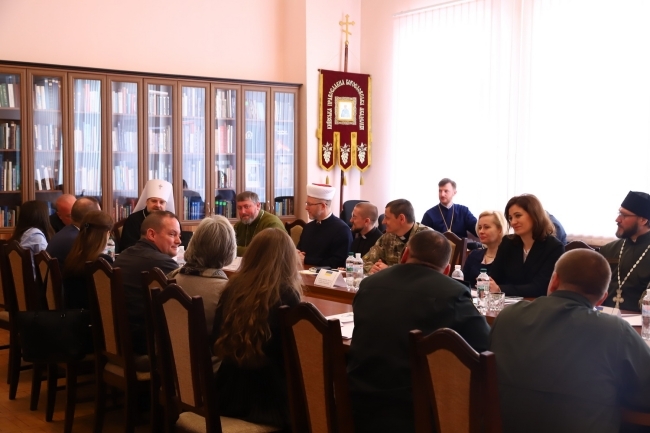 У Києві відбувся круглий стіл, де обговорили капеланство в умовах гібридного конфлікту