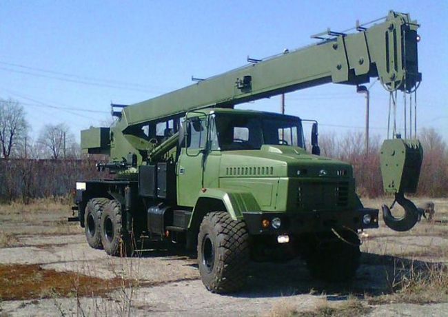 Дрогобицький завод автокранів відновив виробництво та готує спецтехніку для Збройних сил (ФОТО)