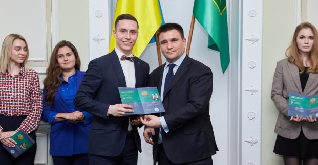 Павел Климкин вручил сертификаты слушателям Школы молодого дипломата