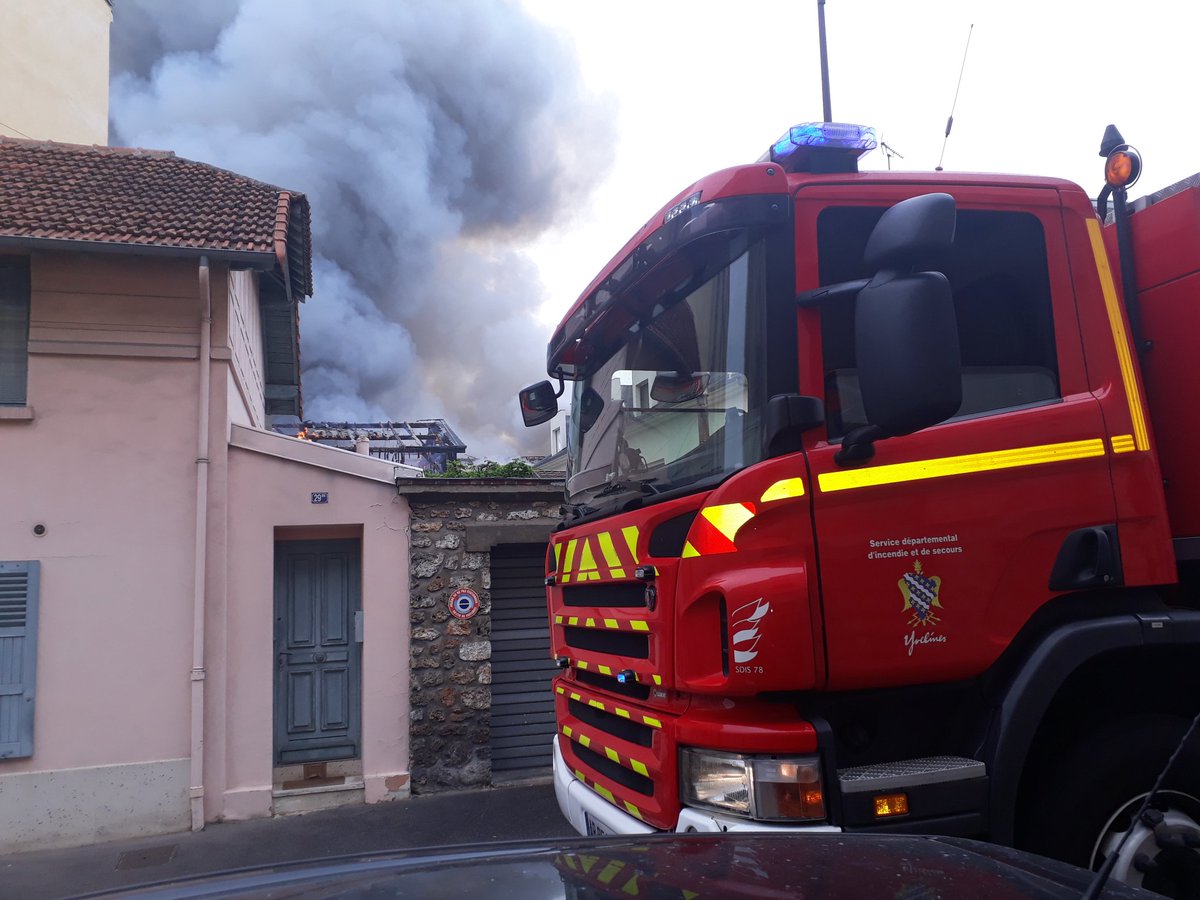 Мощный пожар вспыхнул во французском городе Версаль - ФОТО, ВИДЕО