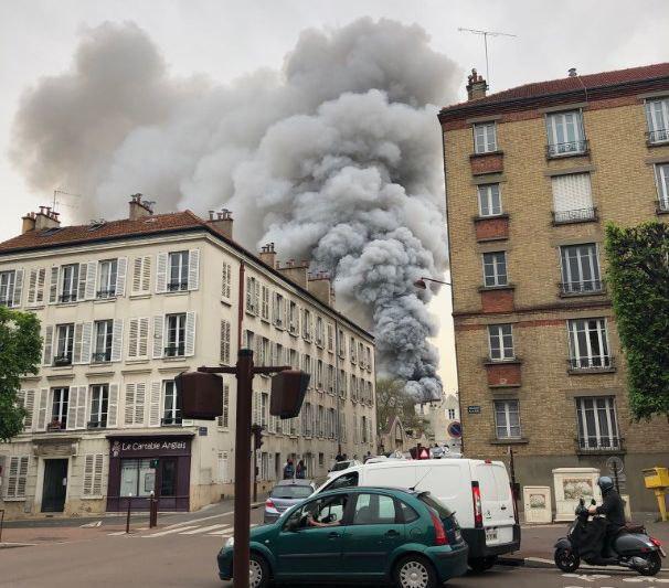 Мощный пожар вспыхнул во французском городе Версаль - ФОТО, ВИДЕО