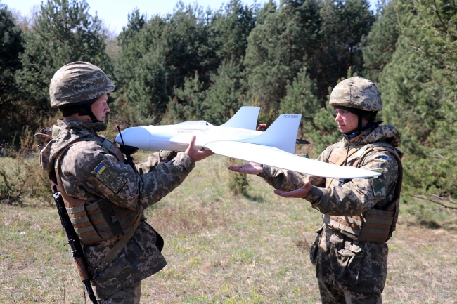 Курсанти Національної академії сухопутних військ практикують на заняттях безпілотні літальні апарати