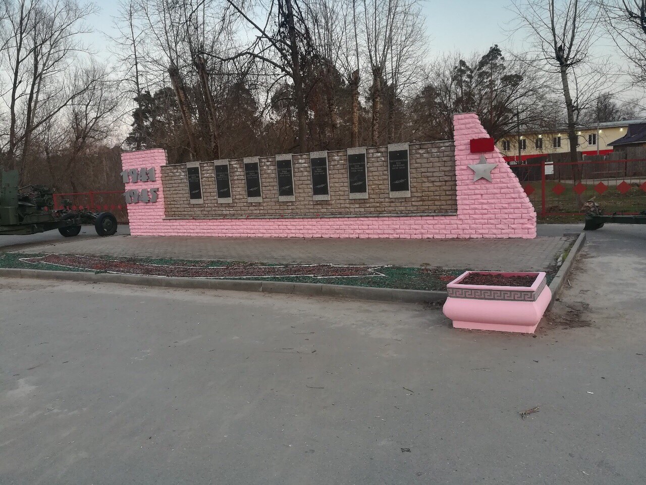 В Нижегородской области мемориал погибшим воинам покрасили в розовый цвет