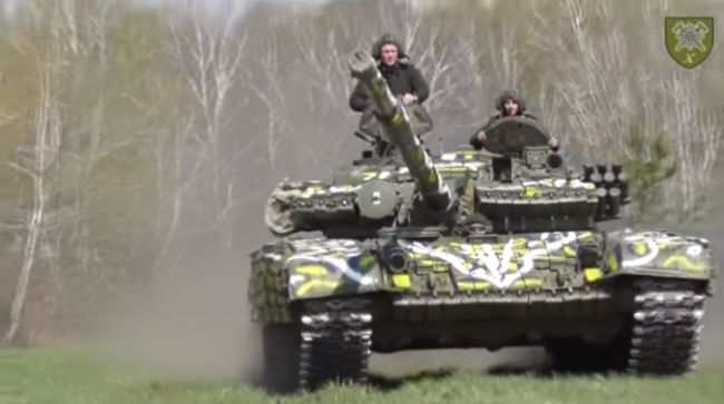 Бойцы ВСУ раскрасили танк в стиле пасхальной писанки. ФОТО
