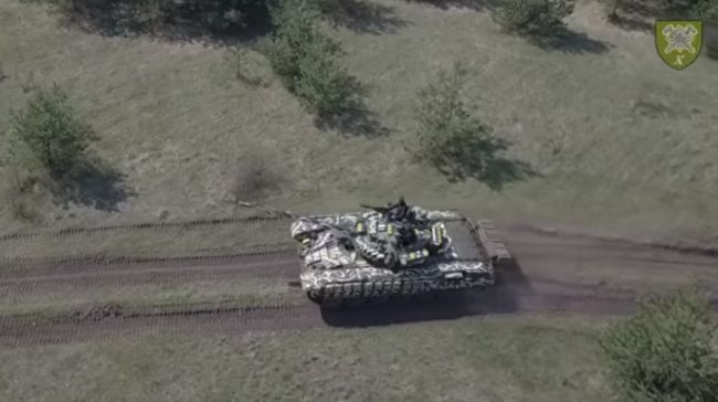 Бойцы ВСУ раскрасили танк в стиле пасхальной писанки. ФОТО
