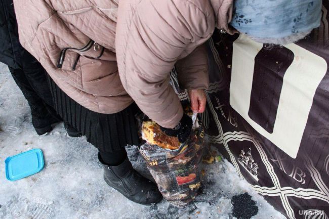 Жители Екатеринбурге на Пасху прорвали ограждение и растащили руками гигантский кулич