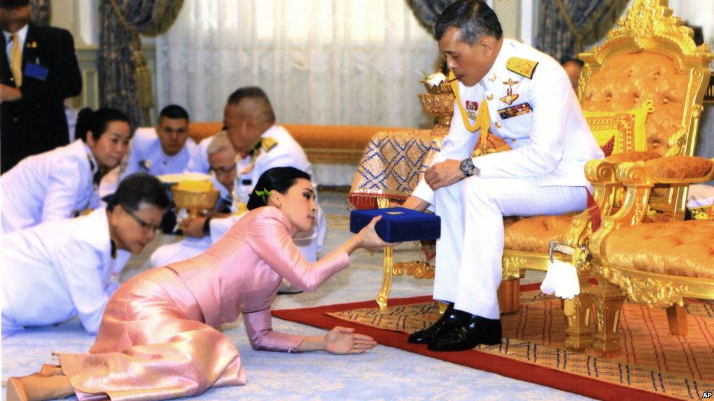 Король Таїланду одружився з генералом з власної охорони