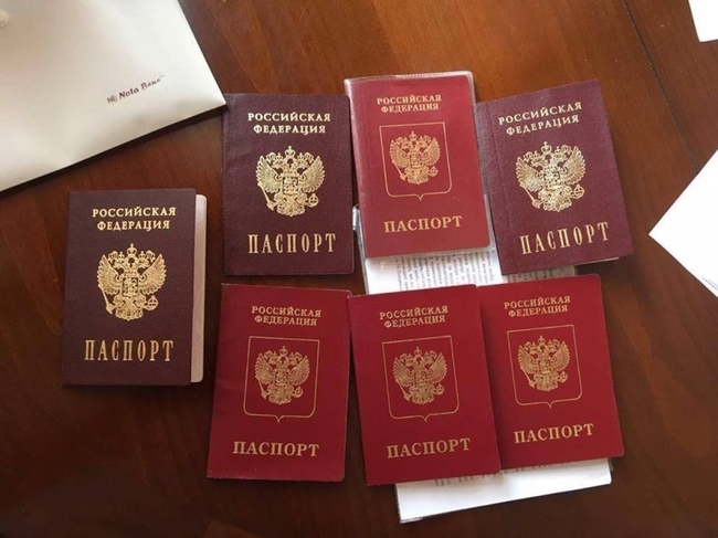 Україна не видаватиме пенсії та соцвиплати мешканцям ОРДЛО, які отримають російські паспорти