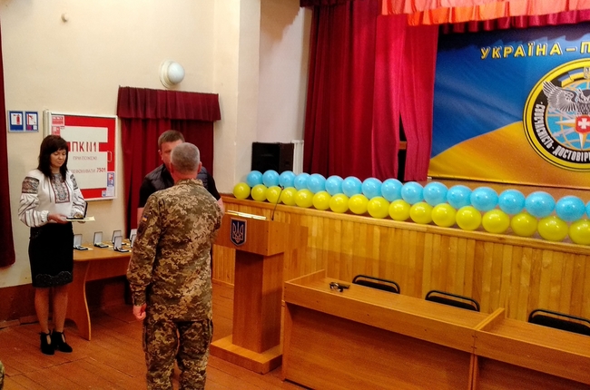 Начальник ГУР МО України вручив розвідникам однієї з підпорядкованих військових частин ордери на службове житло