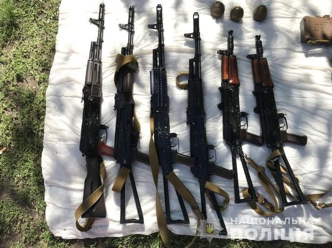 Полиция Луганской области выявила очередной тайник с оружием и боеприпасами. ВИДЕО