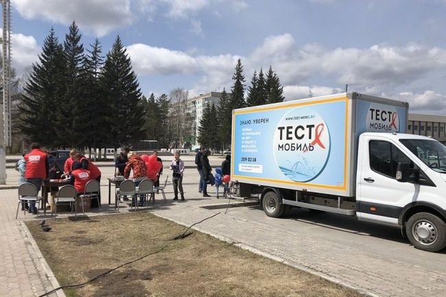 В Новосибирске пенсионерки напали на мобильный пункт тестирования на ВИЧ