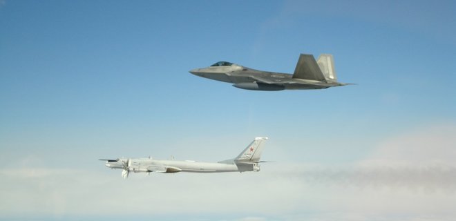 Истребители США перехватили возле Аляски 6 военных самолетов РФ