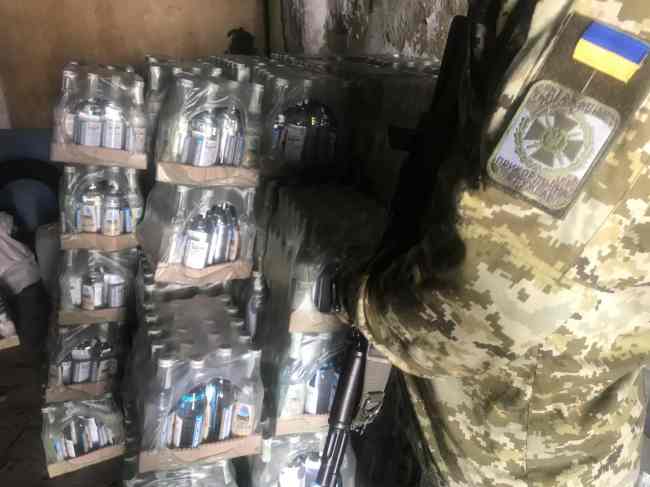 На Донеччині прикордонники та поліцейські викрили склад з горілчаними виробами