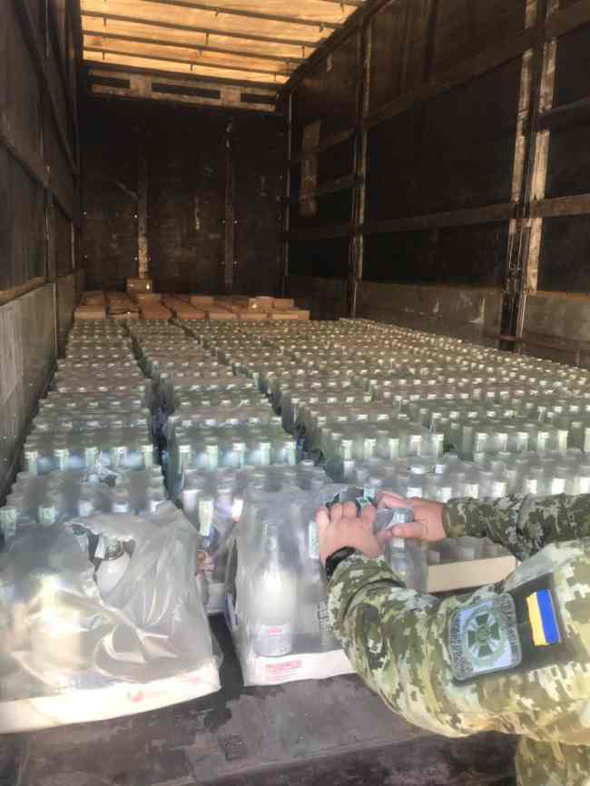 На Донеччині прикордонники та поліцейські викрили склад з горілчаними виробами