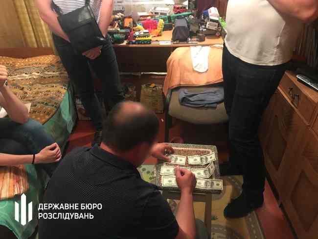 Затримано працівниць ДФС у місті Києві під час отримання 1800 доларів США неправомірної вигоди