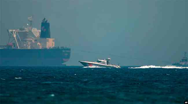Ситуация обостряется. В Ормузском проливе атакованы нефтяные танкеры