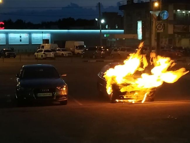 В Харькове снова сгорел автомобиль