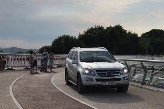 Mercedes на пешеходном мосту в Киеве: водителя ранее лишали права управлять авто за вождение в пьяном виде