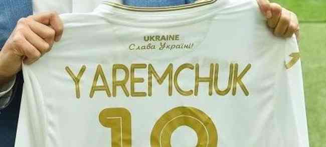 УЄФА дозволив лозунг Слава Україні на футболці збірної, у Росії вже палає